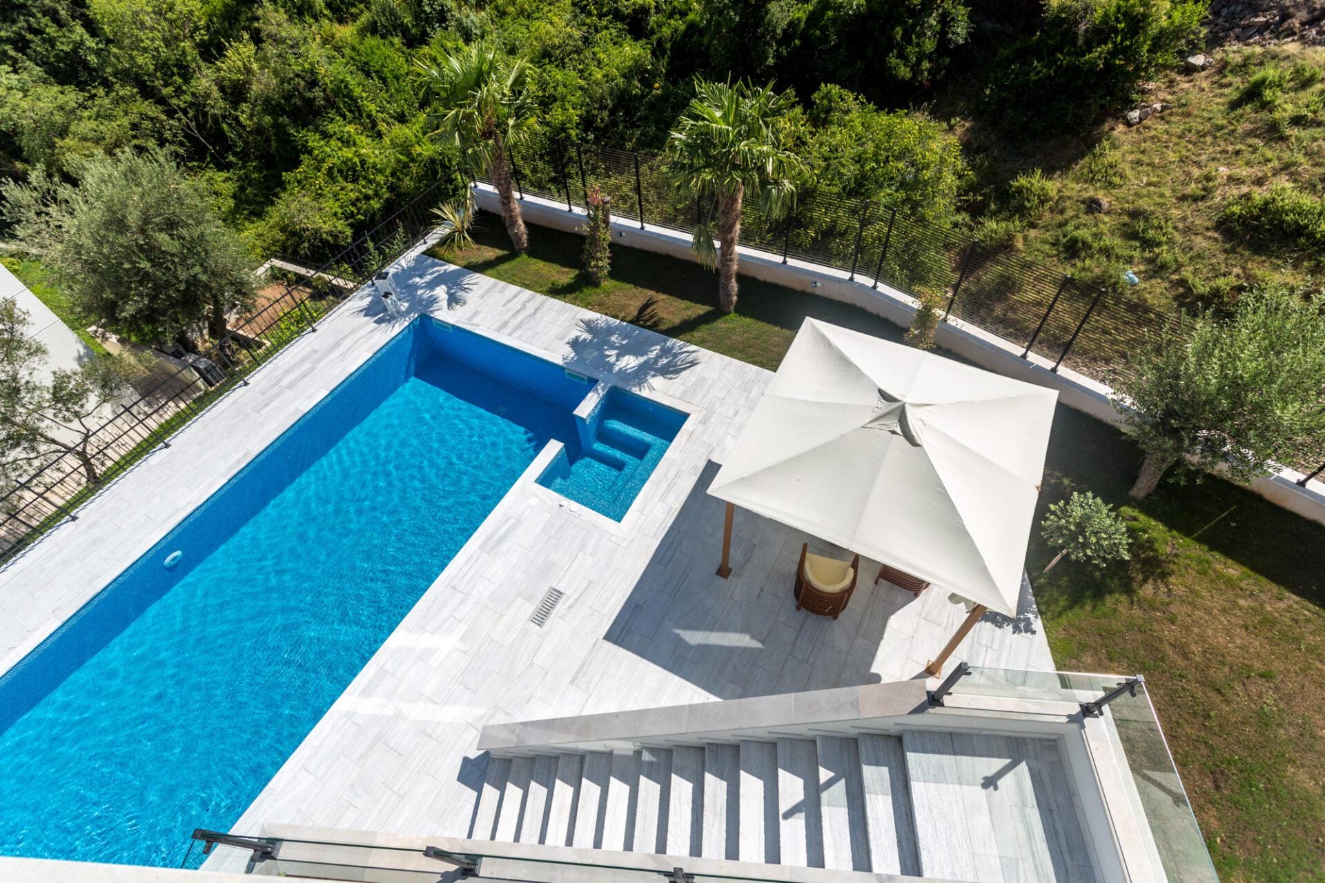 Harbour 25 glass mosaic pool installation | The Stonemen